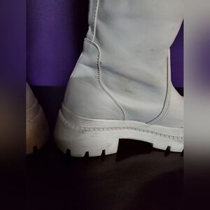 MORE PHOTOS OF CASSIETTA OFF-WHITE/LIGHT GRAY KNEE HIGH BOOTS -- SIZE 7